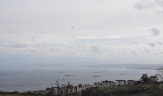 Fırtınadan kaçan gemiler limana sığındı