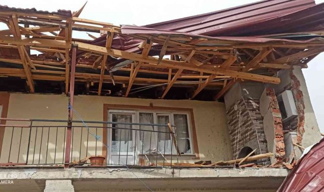 Fırtınanın uçurduğu çatı ortalığı savaş alanına çevirdi