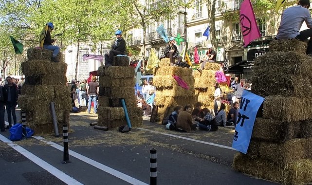 Fransa'da iklim aktivistleri cumhurbaşkanı adaylarını protesto etti