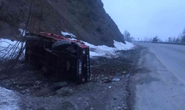 Freni boşalan kamyonet devrildi: Burnu bile kanamadan kurtuldu