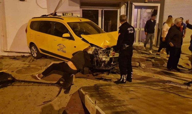 Freni boşalan traktör park halindeki ticari taksiye çarparak durdu