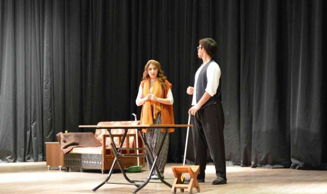 FÜ'de 'Yolumuzu Bulalım' oyunu sergilendi