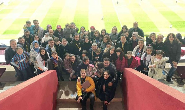 Gazeteci çocuk ve eşleri basın tribününde