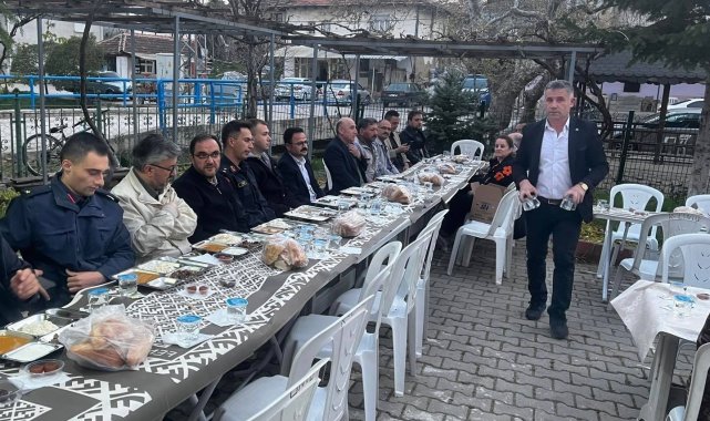 Gediz'de Kaymakam Hakan Alkan köyde iftara katıldı