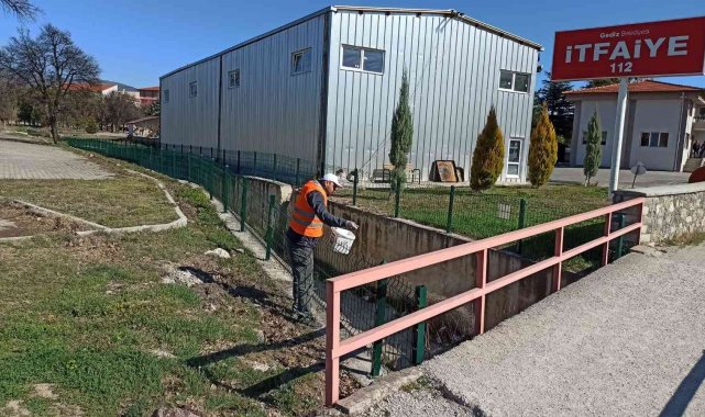 Gediz'de larva ile mücadele başladı