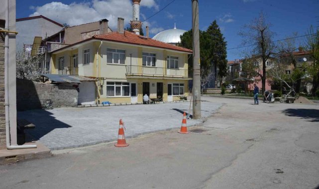 Gediz'de yol, yaya yolu ve cep otopark çalışmaları devam ediyor