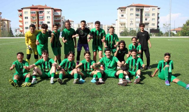 Genç horozlar U15&#039;de zirve yarışını sürdürdü