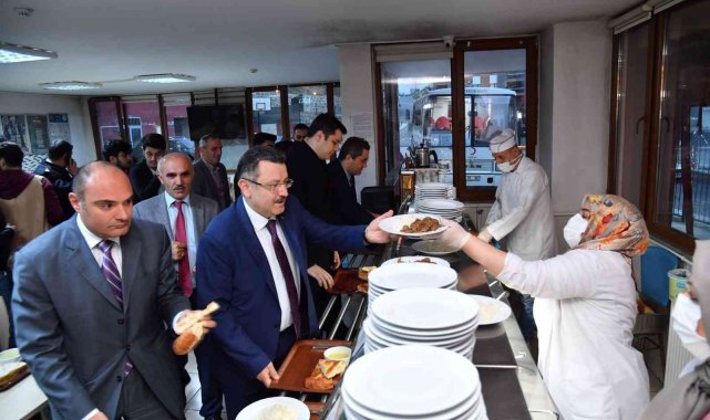 Genç iftarını öğrencilerle birlikte açtı