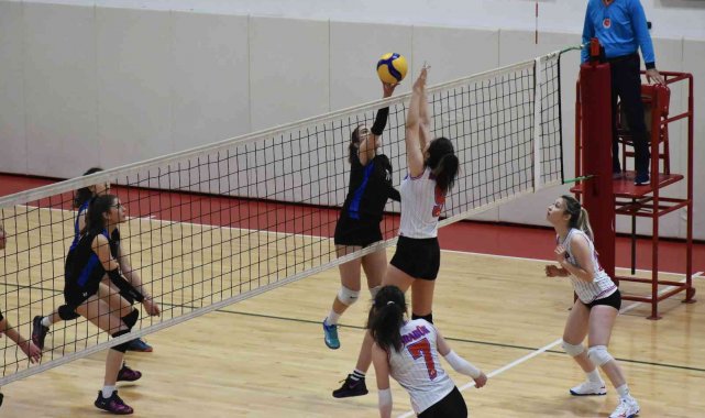 Genç kızlar voleybol grup eleme müsabakaları Karabük'te düzenleniyor