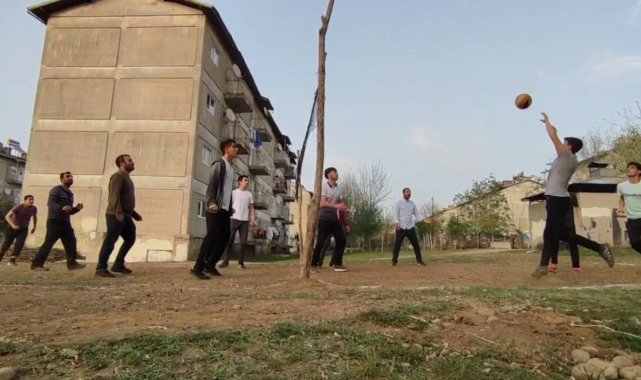 Gençler kötü alışkanlıklardan uzak dursun diye filesi balık ağından voleybol sahası yaptılar