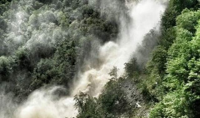Giresun&#039;daki yapay şelale bu yıl karlar vaktinden önce eriyince erken oluştu