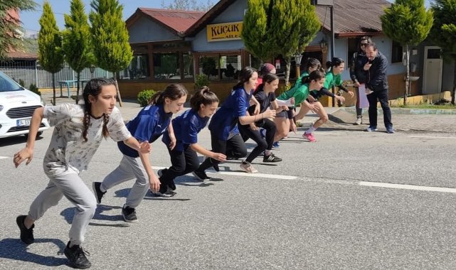 Gölcük&#039;te gençler 23 Nisan için koştu