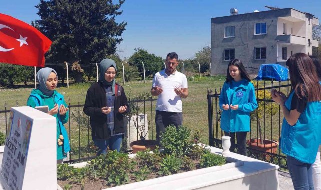 Gönüllü gençler şehit kabirlerini temizledi