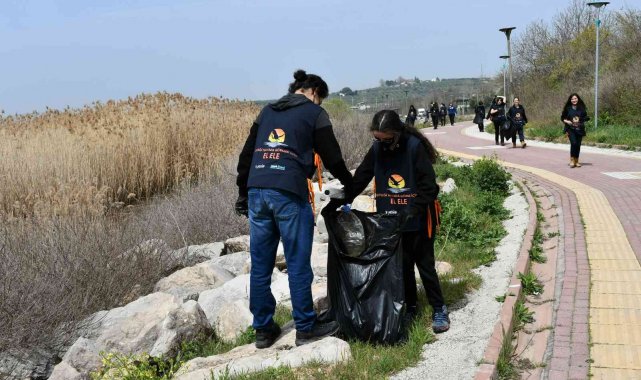 Gönüllü öğrenciler, leyleklerin yaşam alanlarını temizledi