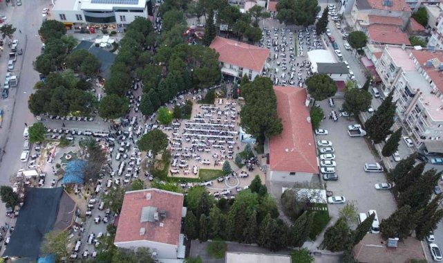 Gördes'te 2 yıl aradan sonra yeniden kurulan 'Gönül Sofrası'na yoğun katılım