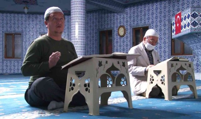 Göremediği Kur'an-ı parmak uçlarıyla okuyup hatim ediyor