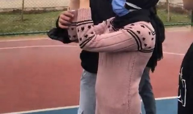 Görme engelli öğretmenlerine basketbol atmayı öğrettiler