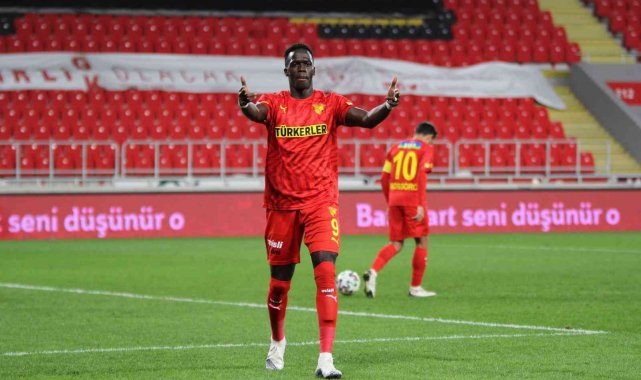 Göztepe'de Ndiaye Çin yolcusu