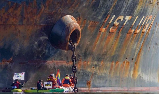 Greenpeace aktivistleri 95 bin ton akaryakıt taşıyan Rus tankerine kendilerini zincirledi