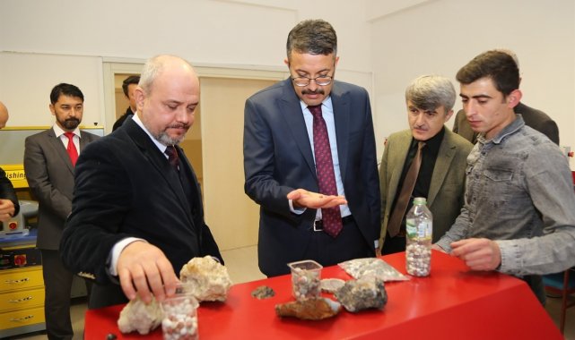 Gümüş ve taş işleme atölyelerini inceledi