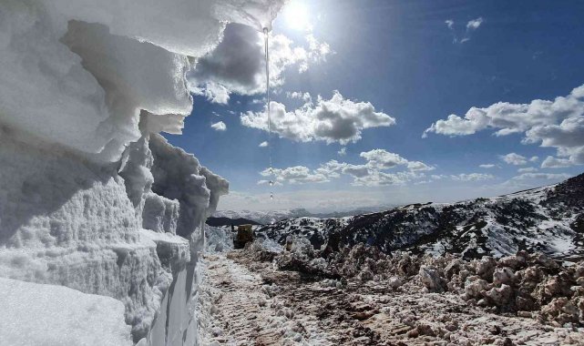 Gümüşhane&#039;de karla mücadele Nisan ayında da sürüyor