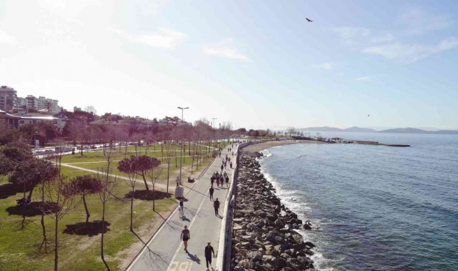 Güneşli havayı fırsat bilen İstanbullular Caddebostan sahiline akın etti