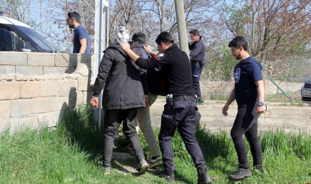 Güvenlik güçlerinden kaçarak tarlada izlerini kaybettirmek isteyen kaçak göçmenler yakalandı