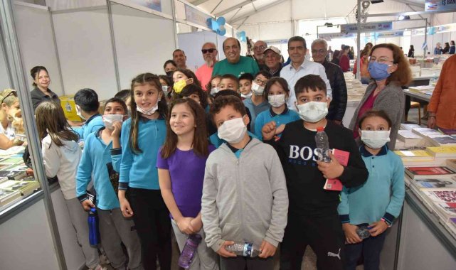 Hababam Sınıfı oyuncuları kitapseverler ile buluştu