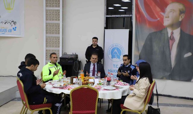 Hakkari Valisi belediye çalışanları ile iftarda bir araya geldi