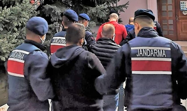 Haklarında 19 ve 20'şer yıl hapis cezası olan 2 dolandırıcı yakalandı