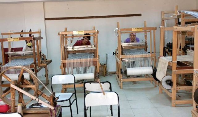 Halı tasarımı programı öğrencileri kilim dokuyor