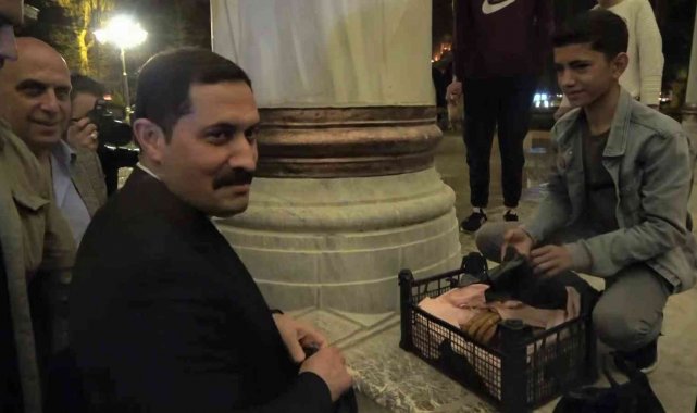 Halka simit dağıtan Vali Masatlı, simitlerini satamayan genci sevindirdi