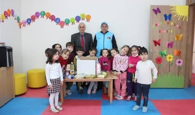 Harçlıklarını biriktiren çocuklar ihtiyaç sahiplerine gıda kolisi hazırladı