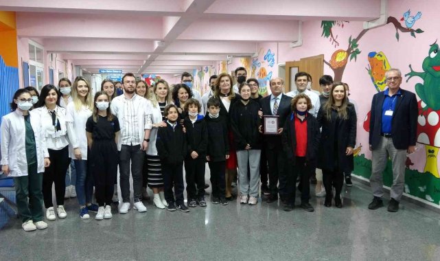 Harçlıklarını biriktiren öğrencilerden çocuk kliniğine anlamlı bağış
