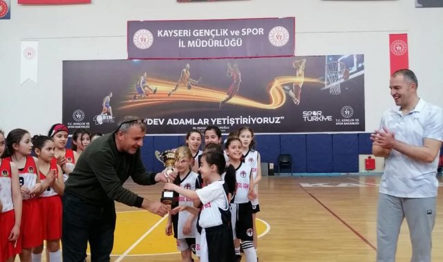Hasketbol U-10 kız takımı namağlup şampiyon oldu