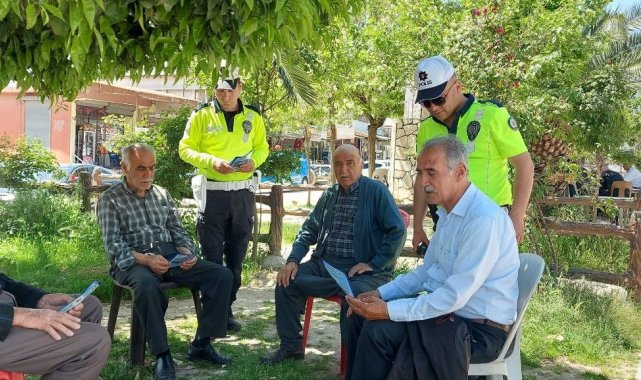 Hassa'da trafik polisi traktör sürücülerini bilgilendirdi