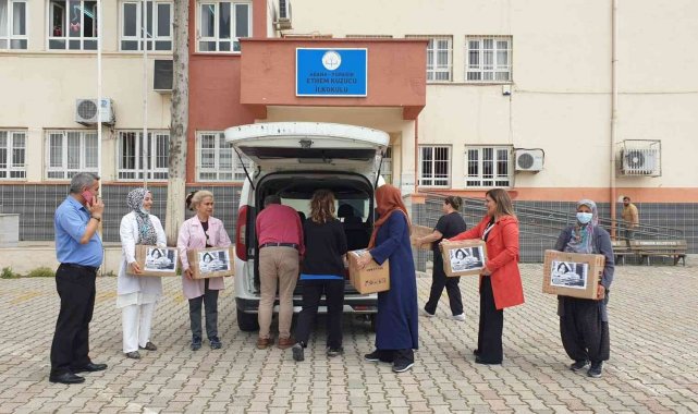 Hastane çalışanları, çocuklarının okuduğu kitapları kütüphaneye bağışladı