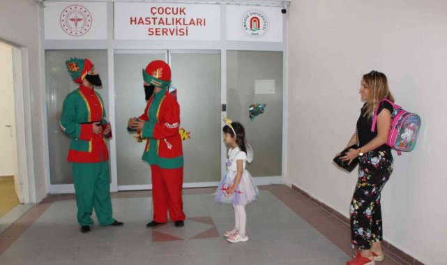 Hastanede çocuklara Hacivat-Karagöz'lü bayram sürprizi