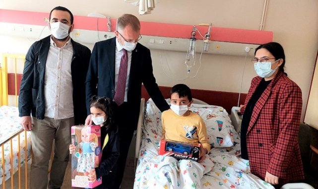 Hastanede tedavi gören çocuklara moral ziyareti