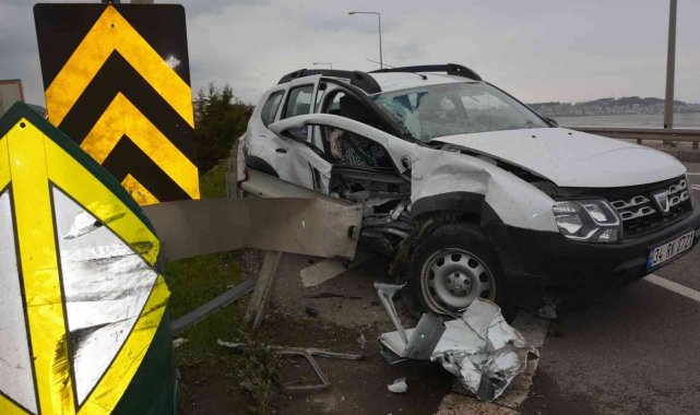 Hatalı sollama yaptığı otomobiliyle bariyerlere çarptı: 2 yaralı