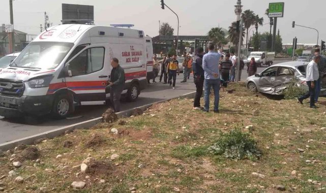 Hatay'da ambulans ile çarpışan otomobilin sürücüsü yaralandı