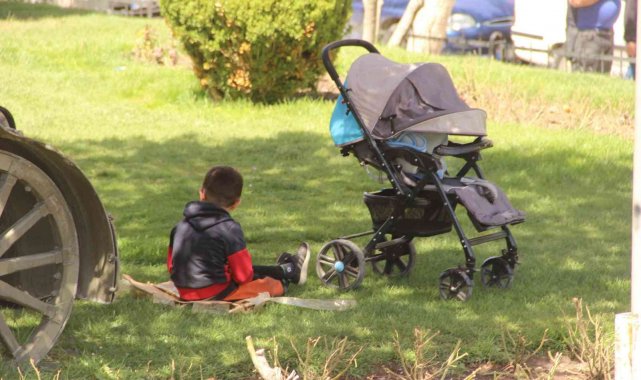 Havalar ısınınca vatandaş kendini parklara attı