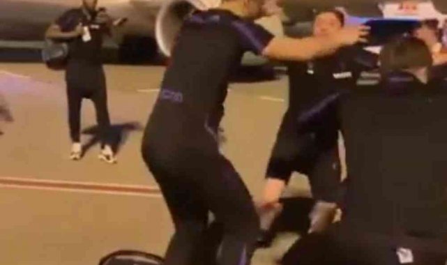 Havalimanında kolbastı oynayan Trabzonsporlu futbolcular renkli görüntüler oluşturdu