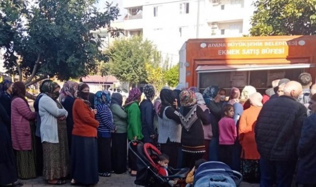 Hayırsever iş adamı halka 300 bin ekmek dağıttı