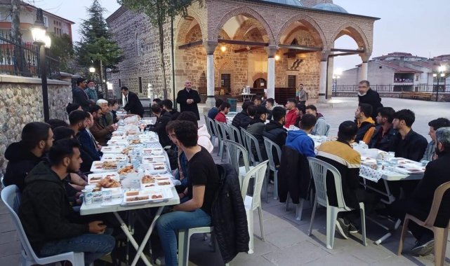 Hayırsever vatandaşlar'dan KYK öğrencileri iftar yemeği