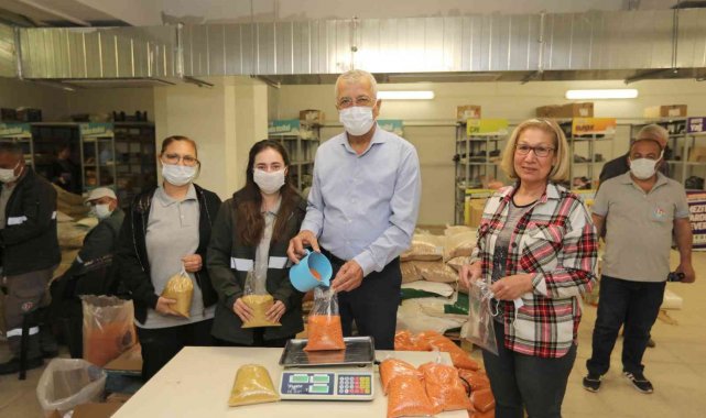 Hayırseverler bağışlıyor, gönüllüler paketliyor