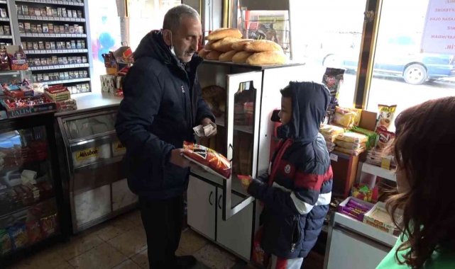 Hayırseverler bakkal bakkal gezip veresiye defterlerini satın aldı