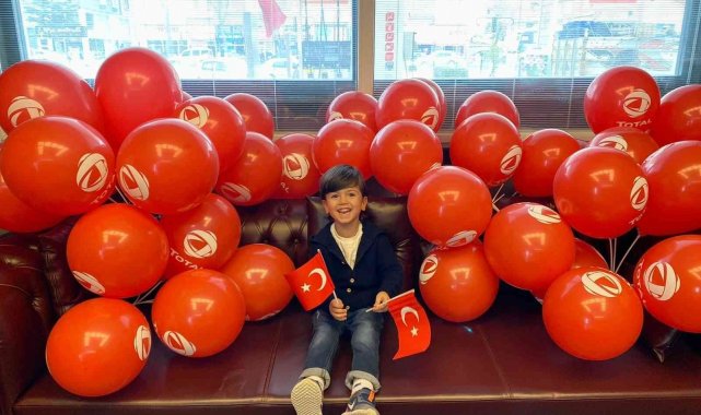 Hediye bayrak ve balonlar ilgi gördü