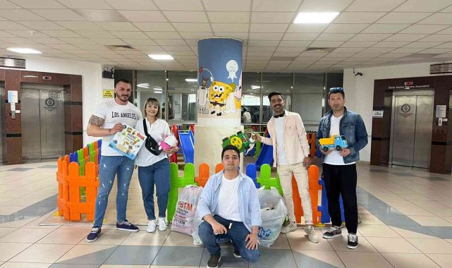 Hediyeleri ile lösemi tedavisi gören çocukların yüzlerini güldürdüler