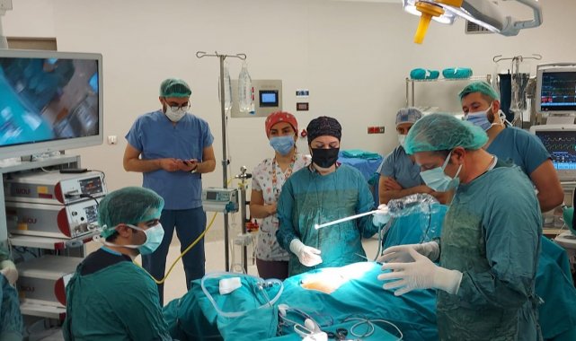 Hekimlere canlı ameliyat sunumu yapıldı